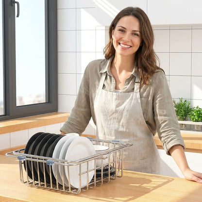 Égouttoir vaisselle en inox avec femme à l'arrière